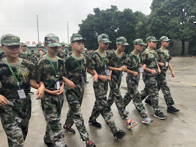 少儿军训夏令营通过“体能冒险最小心里超越最大”为原则